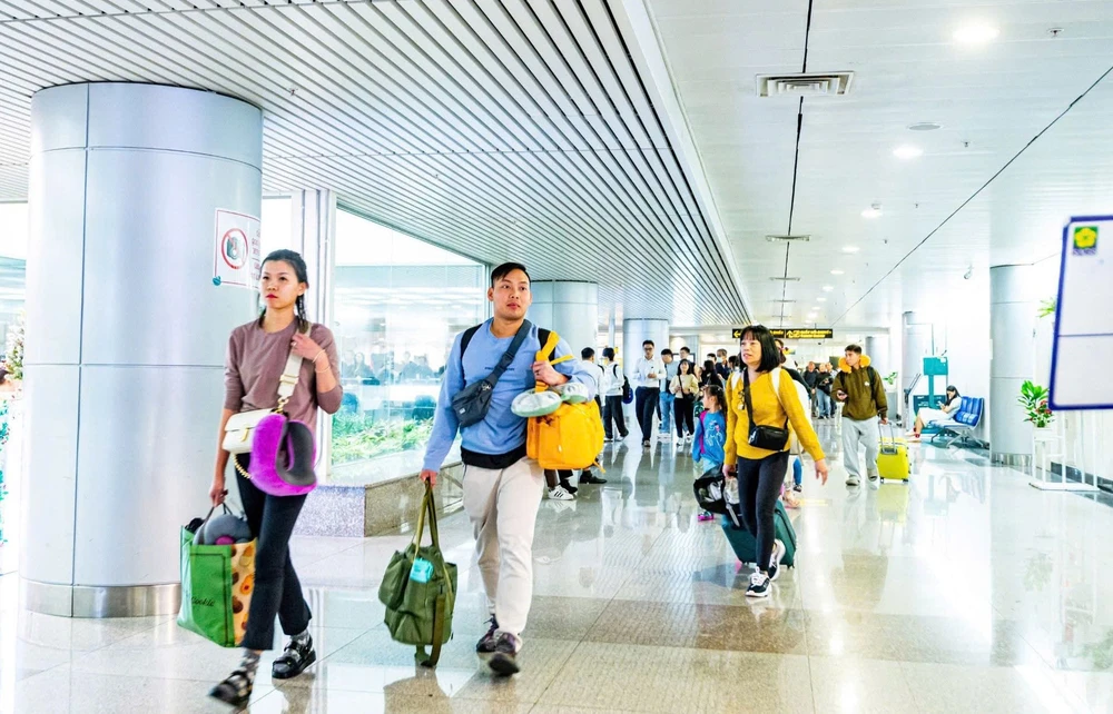 Giá vé máy bay dịp hè tăng nhẹ do nhu cầu du lịch tăng cao.