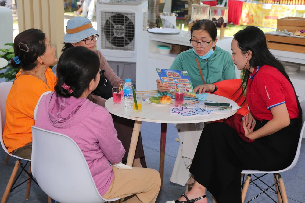 Du khách được tư vấn tour du lịch trực tiếp tại ngày hội Du lịch năm 2025.