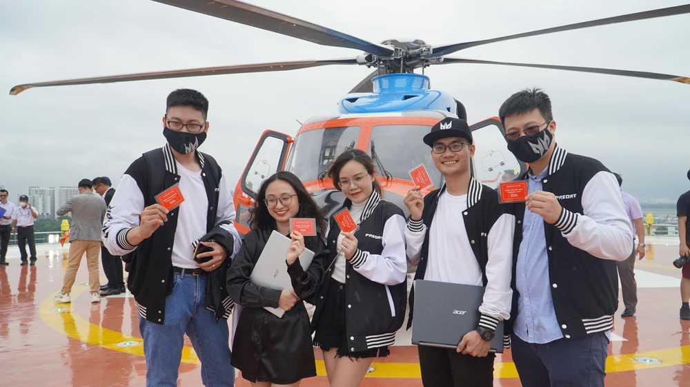 Du khách tham gia tour du lịch ngắm TP.HCM trên cao bằng trực thăng năm 2022. Ảnh: TT.