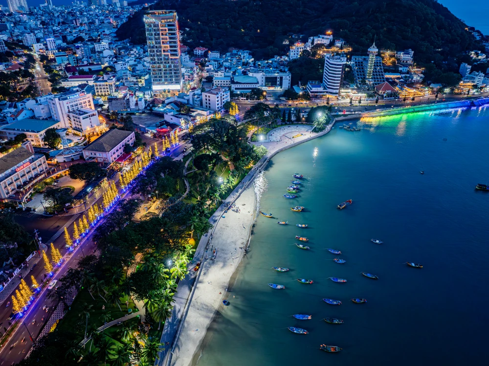 Khu vực Bà Rịa - Vũng Tàu (cũ) phát triển du lịch đêm bằng cách tạo không gian mở tại các bãi biển, công viên. Ảnh: pexels.