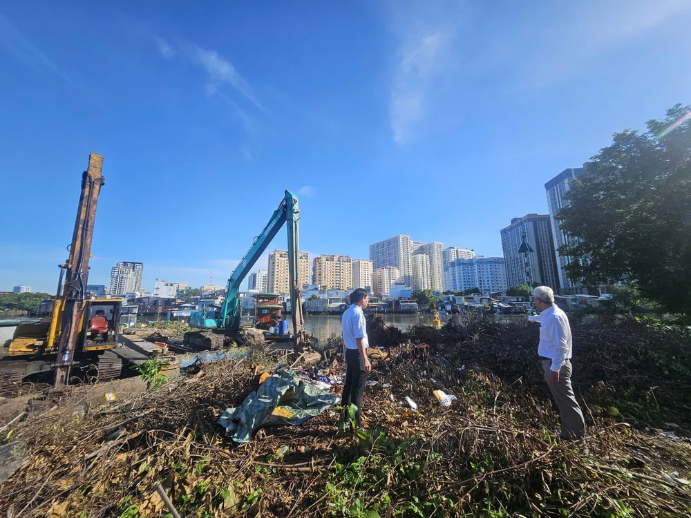 Lãnh đạo phường Tân Hưng khảo sát dự án xây dựng bờ kè đường Trần Xuân Soạn. Ảnh: LP.