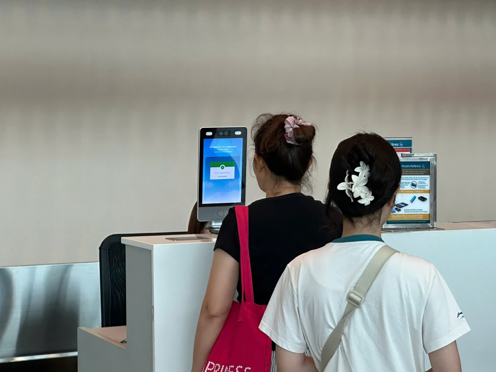Tại nhà ga T3 sân bay Tân Sơn Nhất, hành khách được hỗ trợ làm thủ tục nhanh chóng, thuận tiện nhờ hệ thống nhận diện sinh trắc học thông minh. Ảnh: TT.
