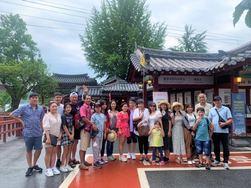 Chính sách visa thuận lợi mở ra nhiều cơ hội hợp tác cho ngành du lịch Việt Nam - Hàn Quốc. Ảnh: TT.