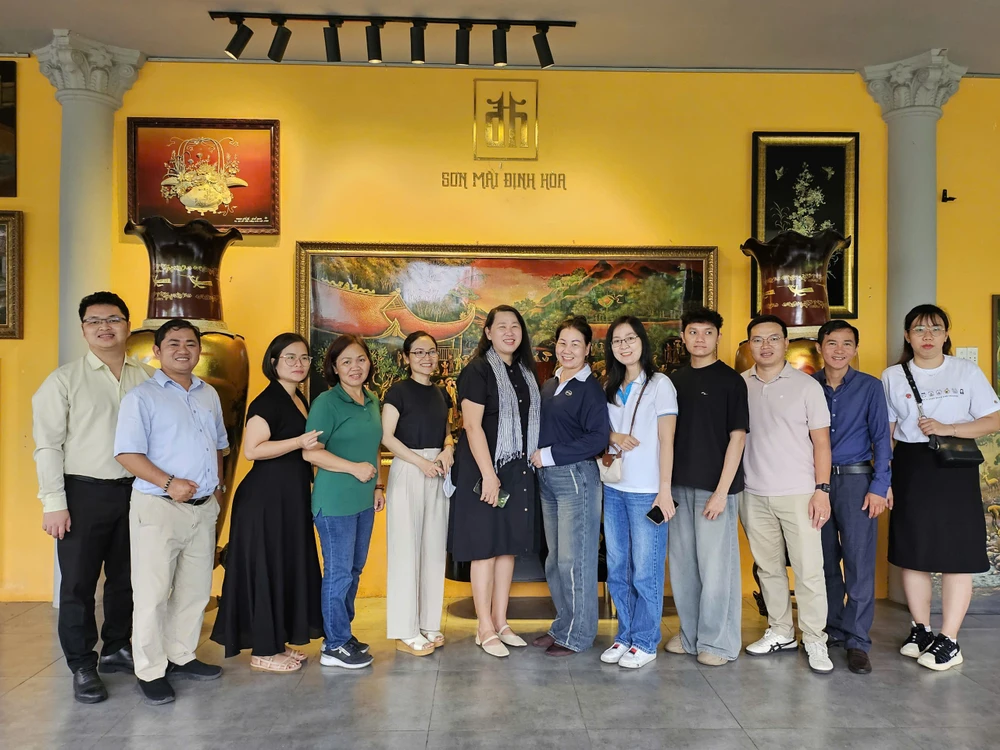 Đoàn khảo sát sản phẩm du lịch công nghiệp và làng nghề. Ảnh: TT.