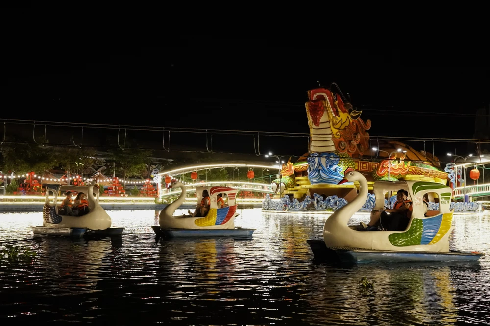 Khu Du lịch Văn hóa Suối Tiên mở cửa tour đêm phục vụ du khách dịp lễ 2-9. Ảnh: TT.