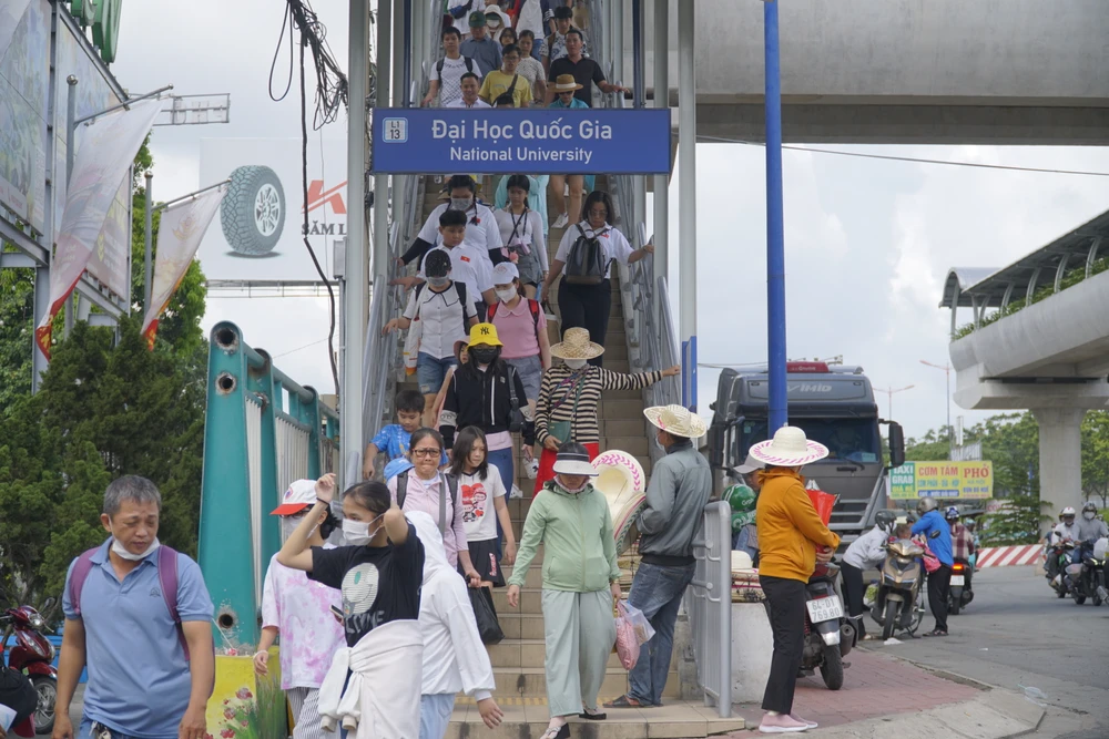 Người dân di chuyển bằng metro đến khu vui chơi trên địa bàn TP.HCM dịp lễ 2-9.