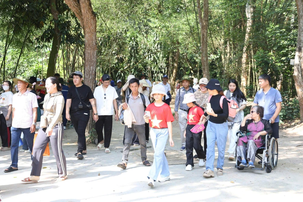 Tại Khu Di tích lịch sử địa đạo Củ Chi, không khí cũng nhộn nhịp với lượng khách tăng cao dịp lễ 2-9. Thay vì đi chơi xa, họ lựa chọn những điểm đến gần để có thể cùng gia đình, bạn bè và người thân trải qua kỳ nghỉ lễ trọn vẹn.