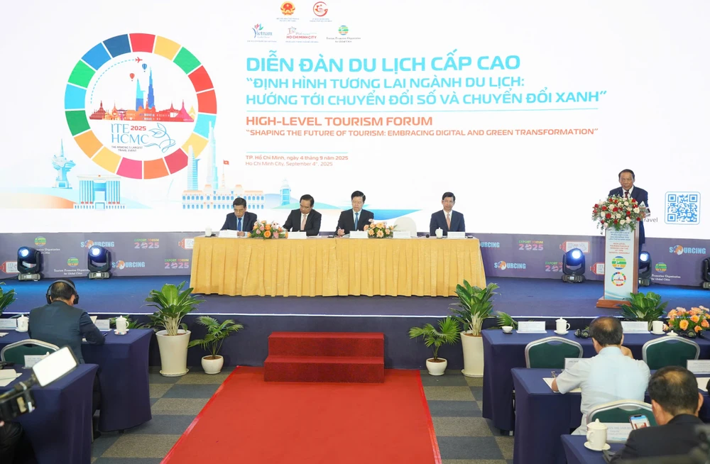 Diễn đàn du lịch cấp cao với chủ đề “Định hình tương lai ngành du lịch: Hướng tới chuyển đổi số và chuyển đổi xanh”. Ảnh: Thuận Văn.
