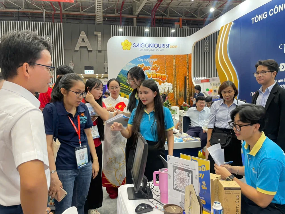 Các gian hàng của doanh nghiệp lữ hành nhộn nhịp trong ngày đầu khai mạc hội chợ du lịch quốc tế TP.HCM. Ảnh: TT.