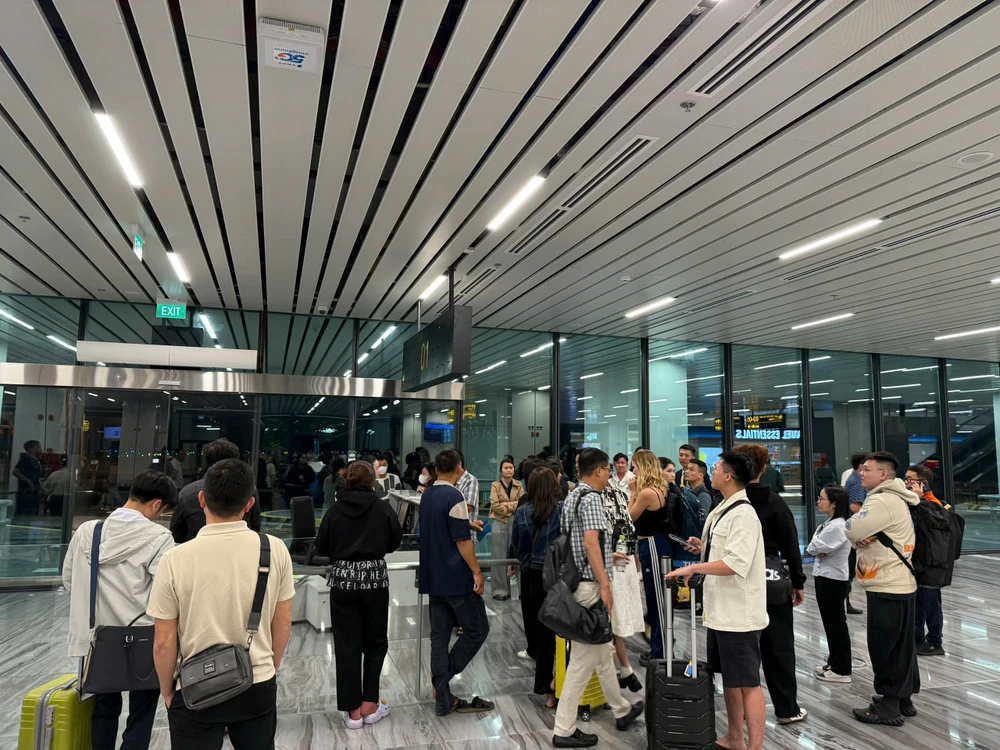 Toàn bộ hành khách của chuyến bay VU784 phải ngồi chờ đợi trong mệt mỏi tại sân bay Tân Sơn Nhất.Ảnh: HT.