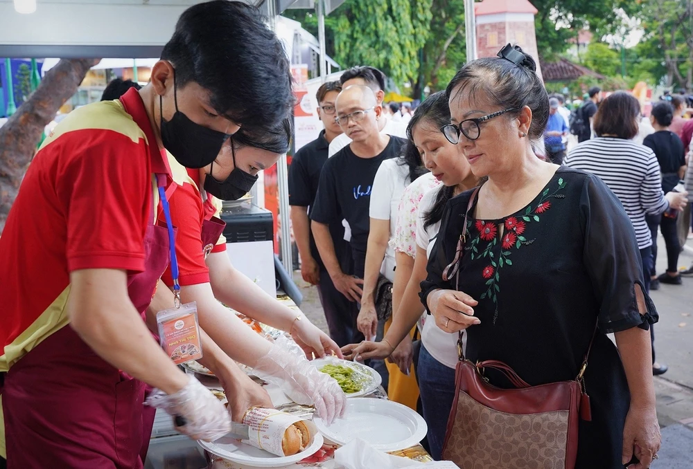 khach-du-lich-1 (2).jpg