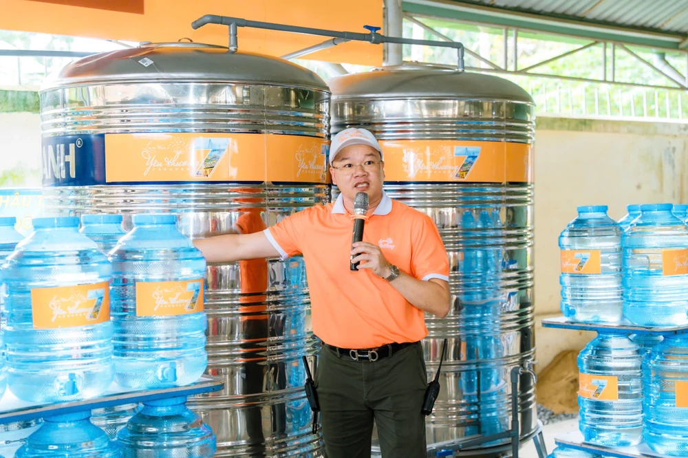 Ngoài hỗ trợ dụng cụ học tập cho em học sinh có hoàn cảnh khó khăn, thông qua hành trình caravan còn có trao tặng hệ thống nước sạch học đường. Ảnh: TT.