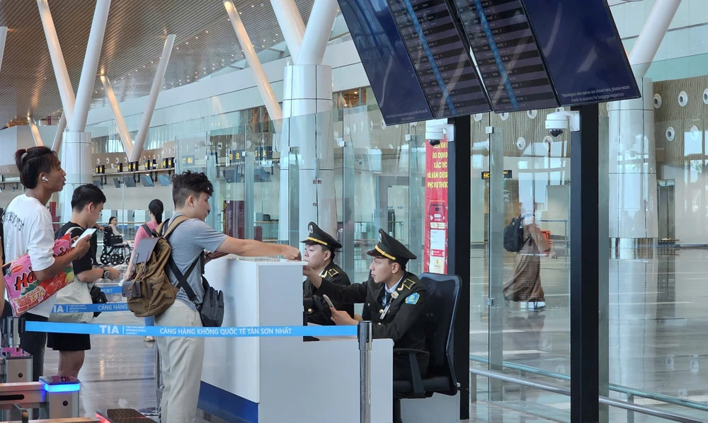 Đơn giản hóa thủ tục lên máy bay sẽ thu hút thêm đường bay quốc tế và thúc đẩy tăng trưởng du lịch. Ảnh: PH.