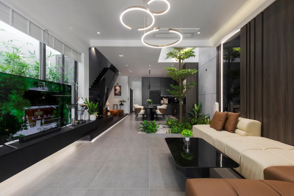 Từ phòng khách nhìn ra giếng trời, không gian nhà phố hướng Tây được thiết kế để mang lại trải nghiệm sống gần gũi với thiên nhiên, đồng thời vẫn đảm bảo sự tiện nghi và thoải mái tối đa.