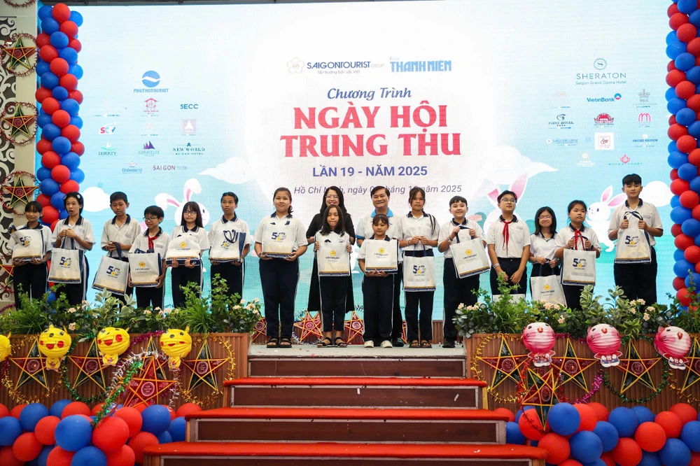 500 trẻ em có hoàn cảnh khó khăn vui Tết Trung thu ấm áp tại TP.HCM.