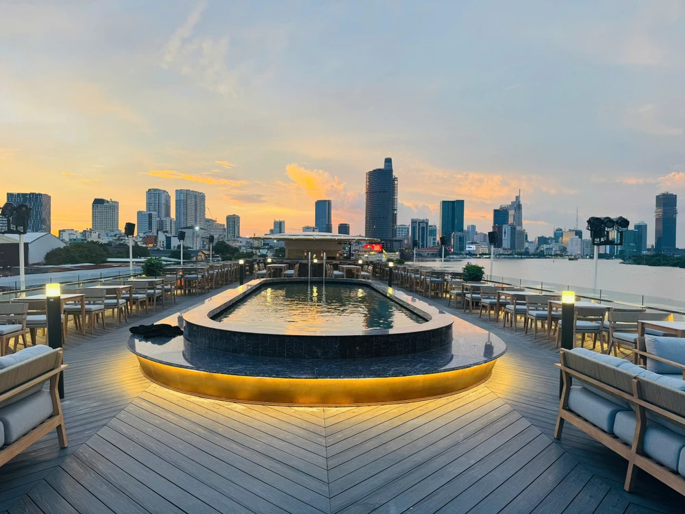 Du khách ngày càng ưa thích trải nghiệm ngắm sông Sài Gòn lung linh về đêm bằng tour du thuyền. Ảnh: TT.