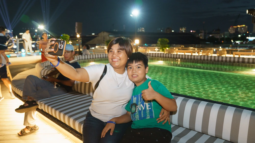 Chị Hoàng Tuyết cùng con trai trải nghiệm du thuyền 5 sao trên sông Sài Gòn tận hưởng không khí mát lành và khung cảnh lung linh của thành phố về đêm.