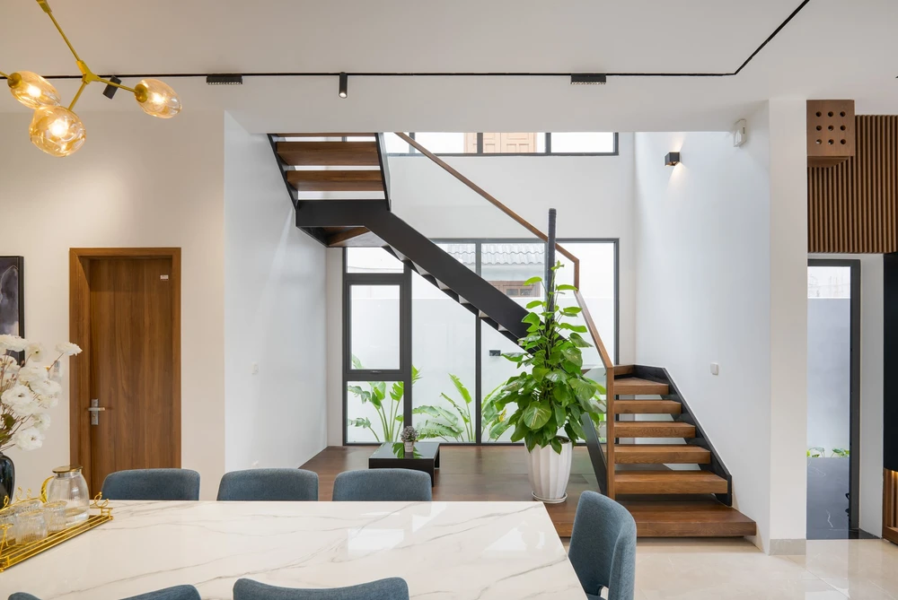 Việc sử dụng bậc cầu thang gỗ tự nhiên mang vẻ đẹp sang trọng và gần gũi.
