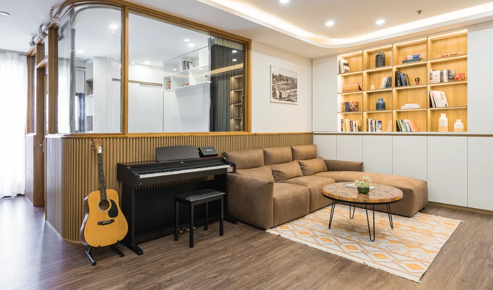 Việc lát sàn gỗ giúp không gian phòng khách trở nên sang trọng, ấm áp hơn.