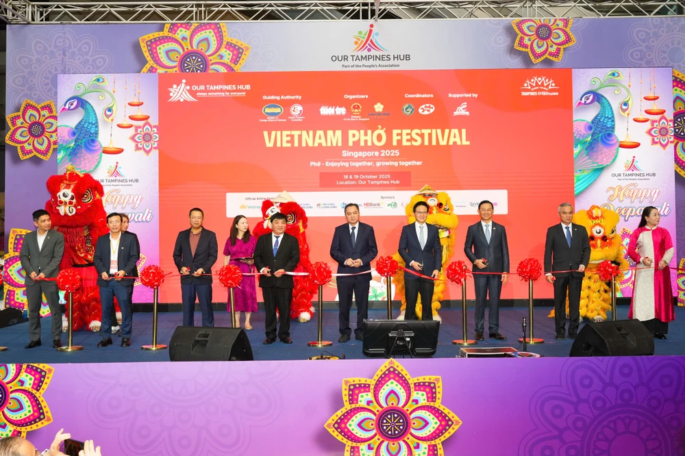 Đại biểu thực hiện nghi thức khai mạc Vietnam Phở Festival 2025 tại Singapore.