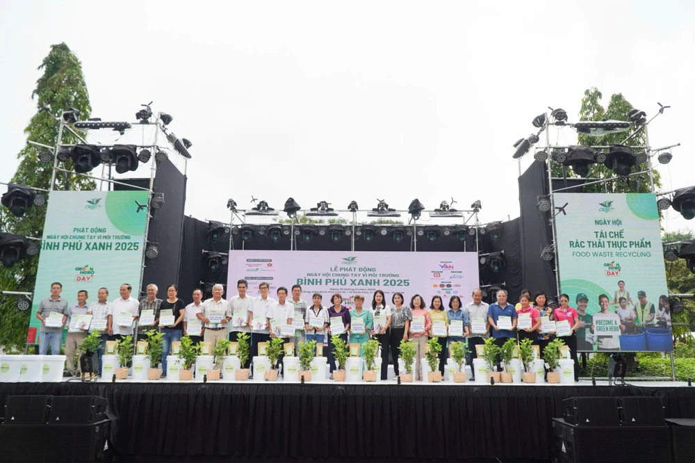 Hoạt động trên nhằm khuyến khích người dân trực tiếp thực hành ủ rác hữu cơ tại hộ gia đình, góp phần giảm thiểu rác thải sinh hoạt và tạo nguồn phân bón tự nhiên phục vụ trồng cây. Ảnh: TT.