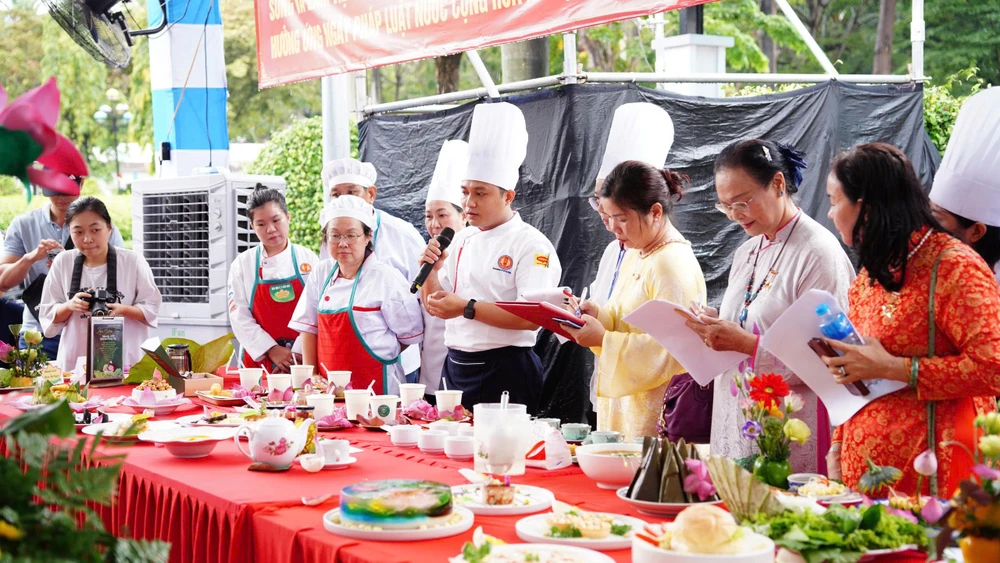 Các đầu bếp thuyết trình món ăn.