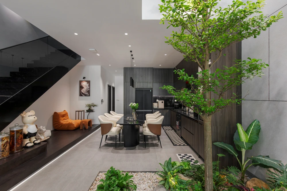 Tủ bếp kịch trần là dạng tủ được thiết kế kéo dài từ mặt sàn đến tận trần nhà.