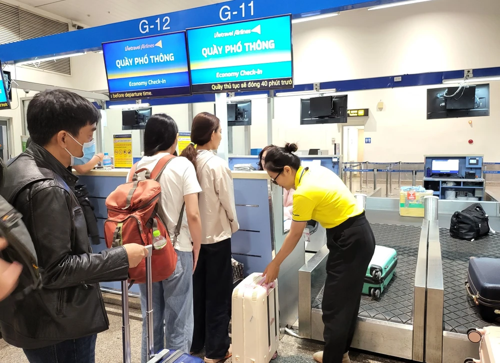 Các hãng hàng không tăng cường kiểm tra trọng lượng hành lý xách tay. Ảnh: TT.