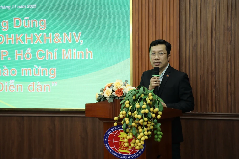 TS Lê Hoàng Dũng, Phó Hiệu trưởng Trường Đại học Khoa học Xã hội và Nhân văn phát biểu tại diễn đàn. Ảnh: TT.