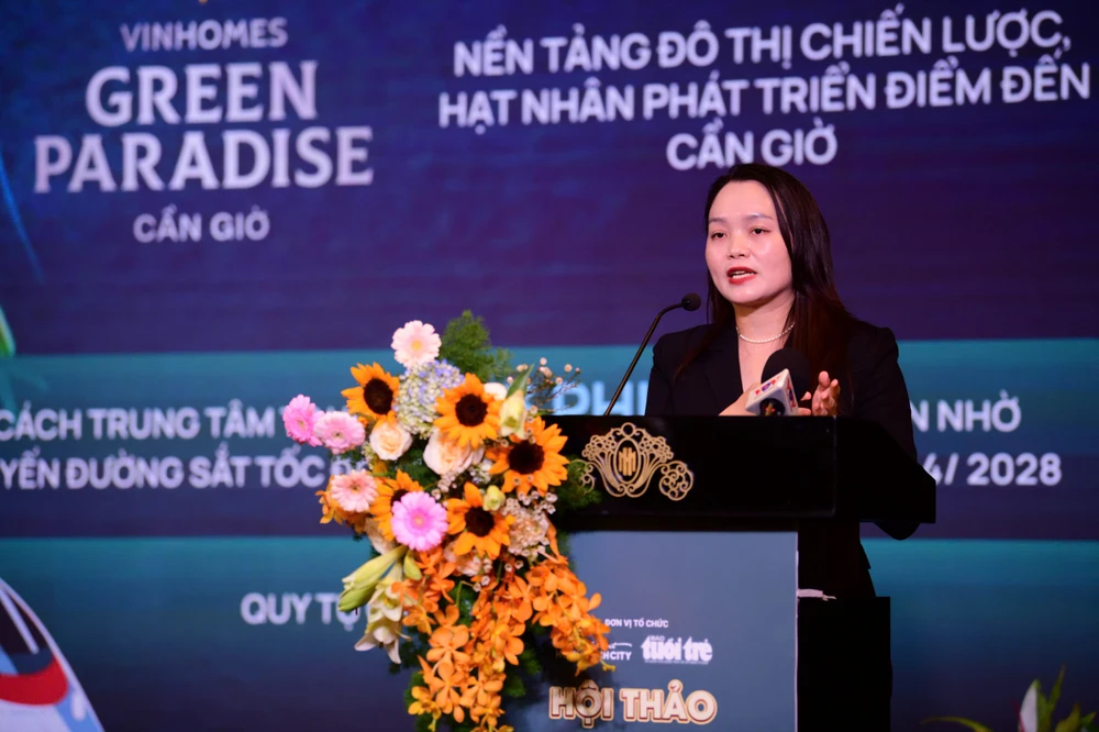 Bà Nguyễn Thị Hoà - Giám đốc Marketing Công ty cổ phần Vinpearl chia sẻ tham luận Giới thiệu sản phẩm du lịch mới để Cần Giờ bứt phá - Ảnh_ QUANG ĐỊNH.jpg