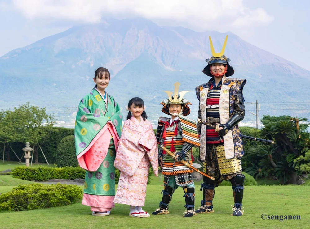 Khách tham quan trải nghiệm mặc thử áo giáp samurai và kimono©senganen.jpg