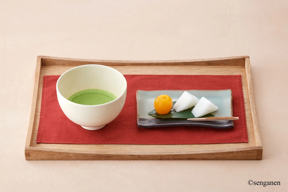 Trà xanh matcha và bánh ngọt được phục vụ tại vườn©senganen.jpg