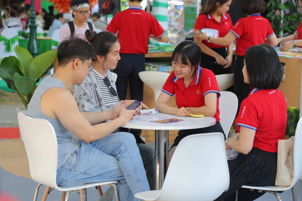 02 - Nhan vien BenThanh Tourist tu van tour cho khach hang tai Ngay hoi.JPG