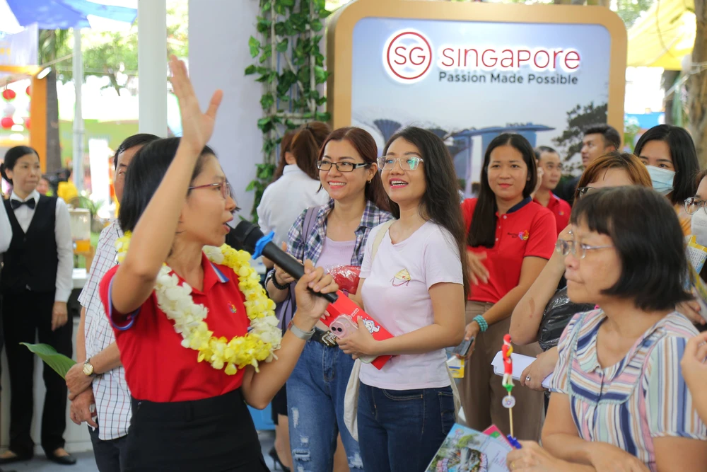 03 - Cong ty to hoat dong Do vui tang qua hap dan khach hang.JPG