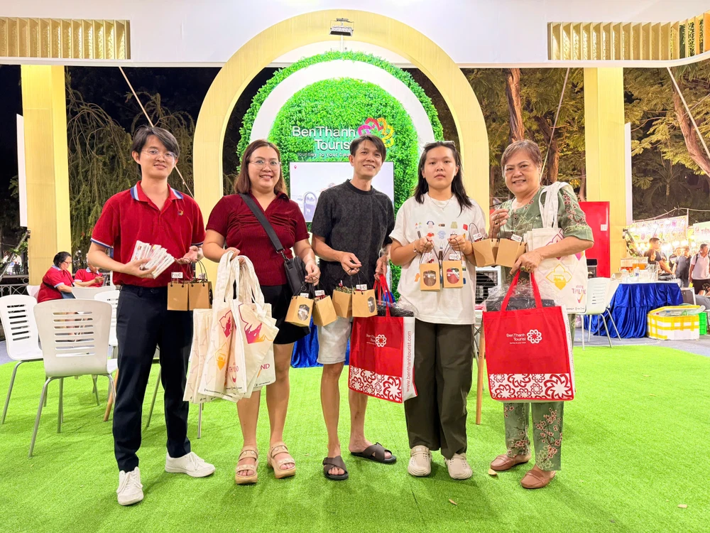 KHACH HANG NHAN QUA TANG KHI MUA TOUR TAI GIAN HANG BENTHANH TOURIST.jpg