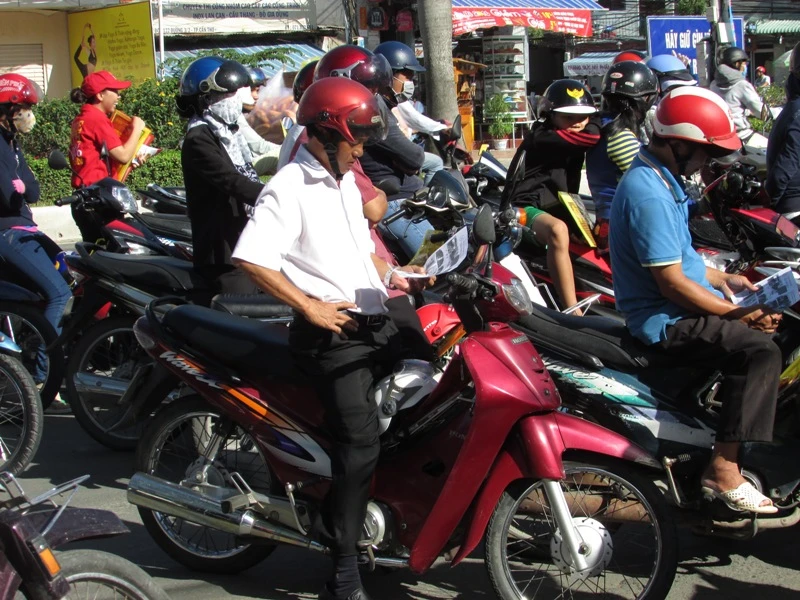 Phụ huynh chờ con thi môn tiếng Anh ở Cần Thơ