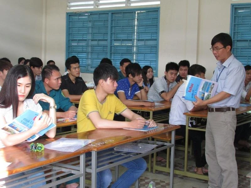 Giám thị phổ biến cách sử dụng Atlat tránh vi phạm quy chế thi cho thí sinh sáng 3-7 tại điểm thi Nhà học B1 - Trường ĐH Cần Thơ