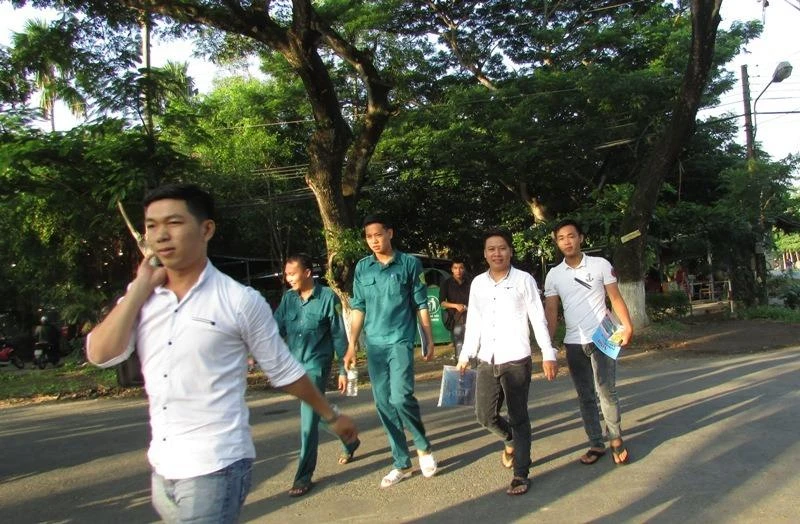 Có nhiều thí sinh mặc đồng phục dân quân tự vệ (màu xanh) tới dự thi môn Địa Lý sáng nay tại Cụm thi ĐH do Trường ĐH Cần Thơ tổ chức