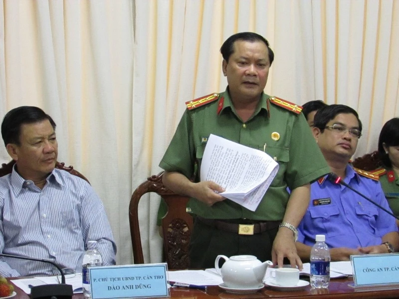 Phó Giám đốc Công an TP Cần Thơ phản ánh với đoàn khảo sát về công tác THA tử hình ở Cần Thơ đang thực hiện quá tốn kém... Ảnh: N.NAM