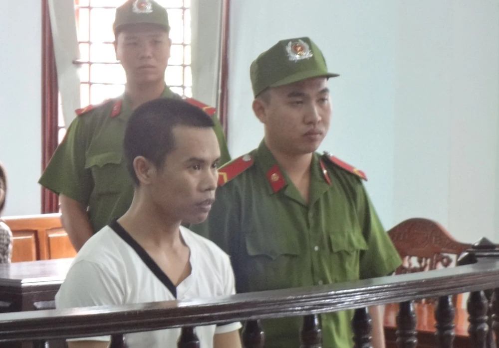 'Yêu' bé gái 12 tuổi bán vé số, lãnh 12 năm tù ảnh 1