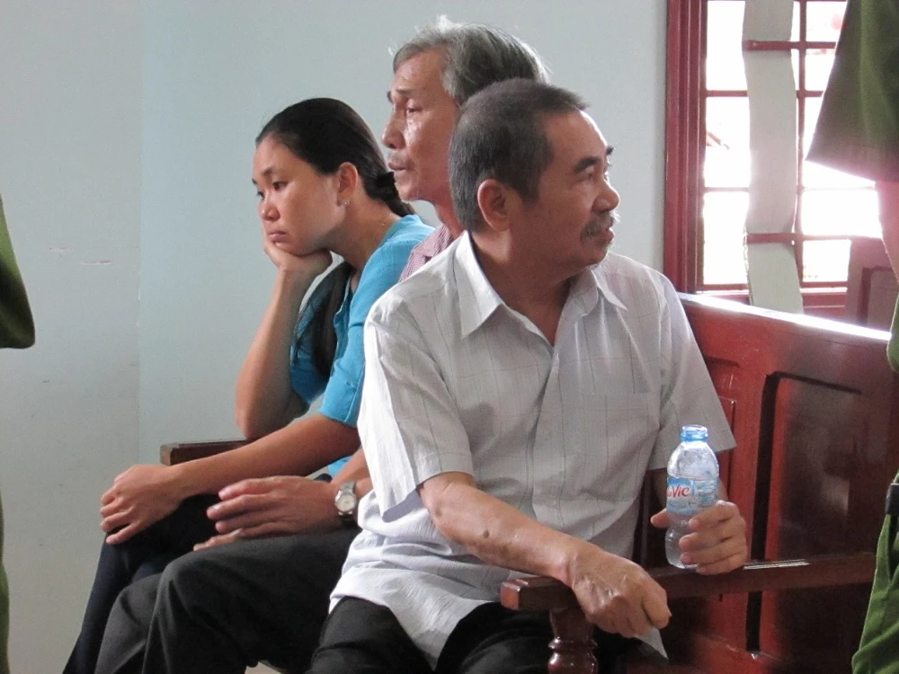 Hiệu trưởng tham ô được lãnh án thấp nhờ luật mới ảnh 1