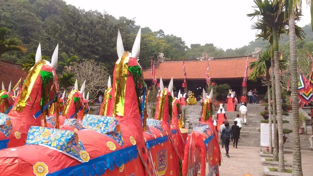 26 con ngựa trong sân đền