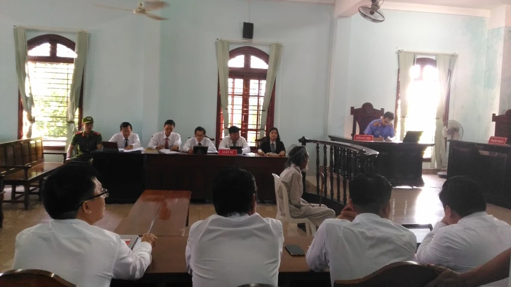 cụ ông 84 tuổi bị con đòi bỏ tù