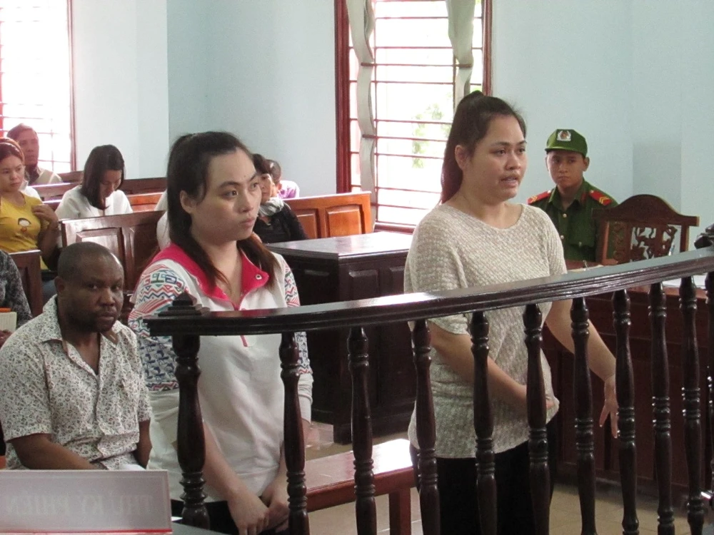 Nữ bị cáo khóc nức nở vì đưa em gái cùng phạm tội