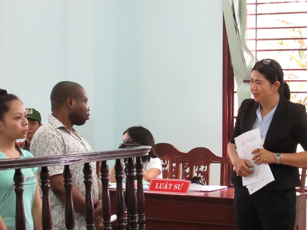 Nữ bị cáo khóc nức nở vì đưa em gái cùng phạm tội