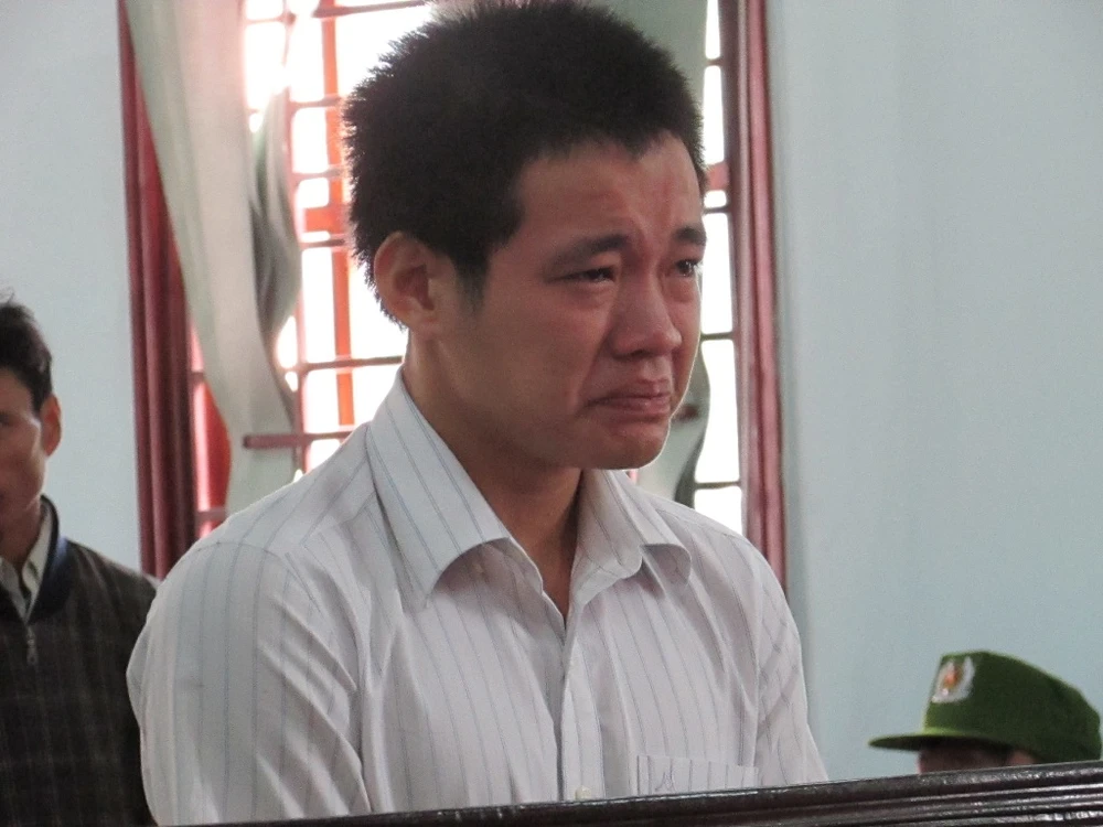 Thanh niên tâm thần khóc suốt phiên xử hiếp dâm trẻ em