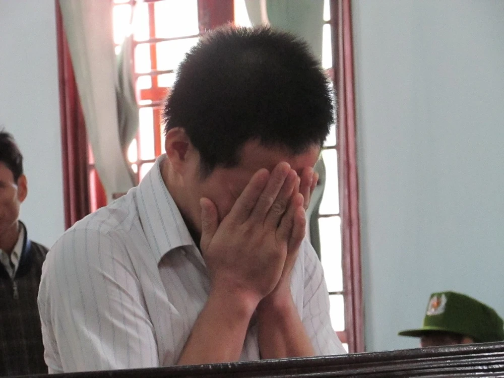 Thanh niên tâm thần khóc suốt phiên xử hiếp dâm trẻ em