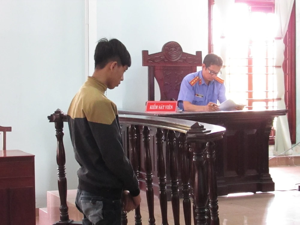 Thanh niên bật khóc, quỳ xin tòa giảm hình phạt