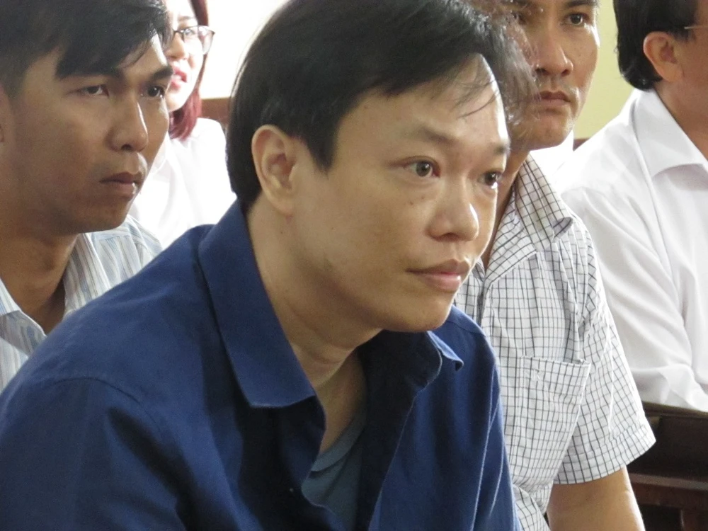 Xử 3 cán bộ NH: Phải cam kết tòa mới cho bị cáo mang... dép