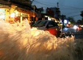 Nhiều tuyến đường vùng ven thành sông sau cơn mưa chiều